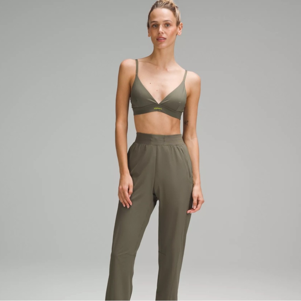 Lululemon Athletica size 14 Women's License to train triangle logo bra green NWT
